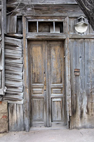 Porta de madeira obsoleta de casa muito antiga em Astrakhan, Rússia — Fotografia de Stock