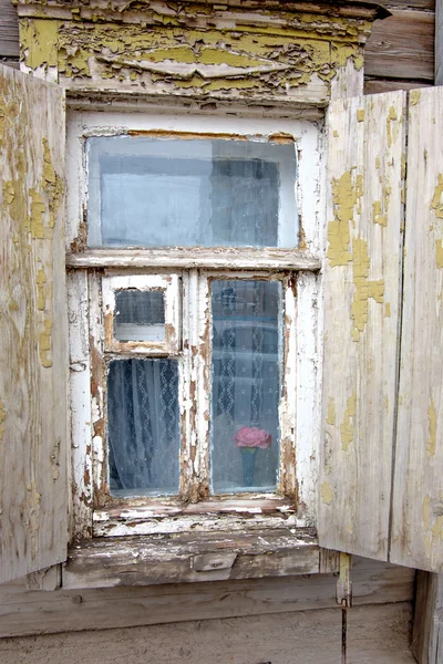 Primer plano de la vieja ventana en Astracán, Rusia —  Fotos de Stock