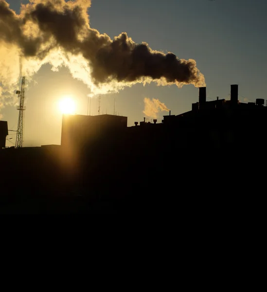 夕日の逆光で発電所煙突から煙トーン イメージ — ストック写真