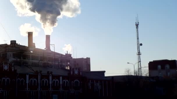 Skorstenar i kraftverket med smog går ut — Stockvideo