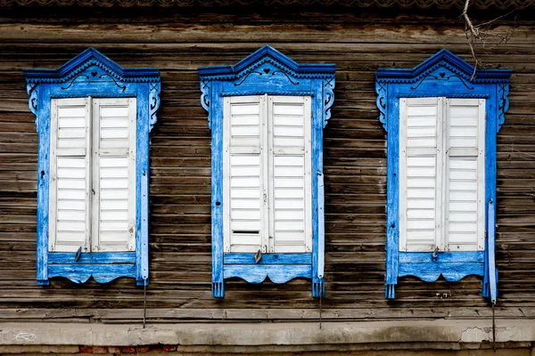 Tres viejas ventanas de madera — Foto de Stock