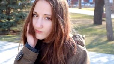 Mükemmel bir gülümseme açık havada poz ile güzel İspanyol genç teen kadın