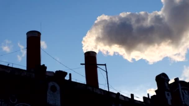 Fumée de cheminée contre le ciel bleu en un jour . — Video