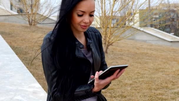 Elegante bella donna con tablet computer sul banco di lavoro — Video Stock