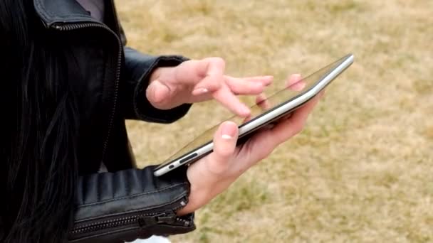 Nahaufnahme von Frauen, die per Tablet-PC im Internet surfen — Stockvideo