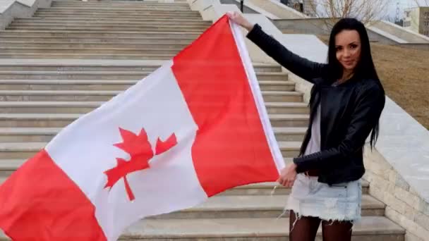 Bruna ragazza con bandiera canadese all'aperto — Video Stock