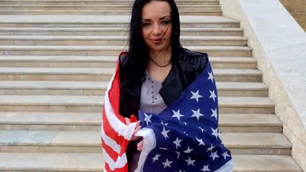 Mujeres latinas felices posando con estrellas y rayas bandera al aire libre . — Vídeos de Stock