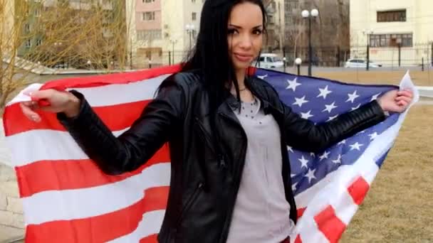Latino kvinnor poserar med oss flagga utomhus — Stockvideo