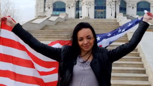 Hrdý americká dívka drží hvězdy a pruhy vlajky venku — Stock video