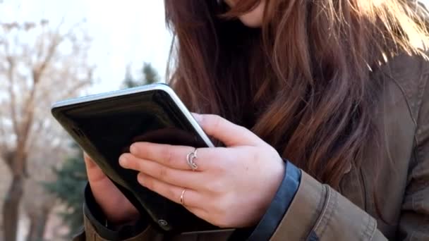 Adolescente chica usando tableta PC al aire libre — Vídeo de stock