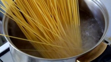 Spaghetty hazırlama portre