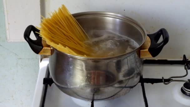 Spagetti i en kokande vatten — Stockvideo