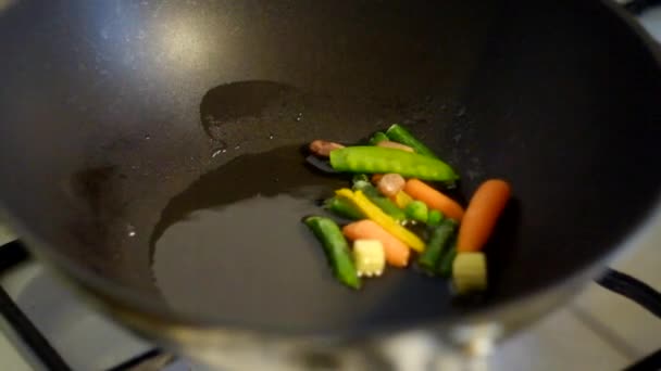 Mettre le mélange de légumes mexicains dans une casserole vog — Video