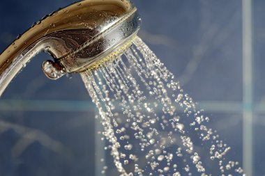 Mavi arka plan üzerinde çalışma duş başlığı