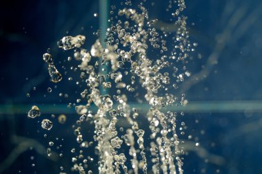 Havada levitating su damlaları