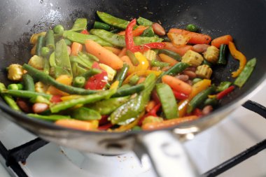 Wok tavada kavurma Meksika sebze karışımı