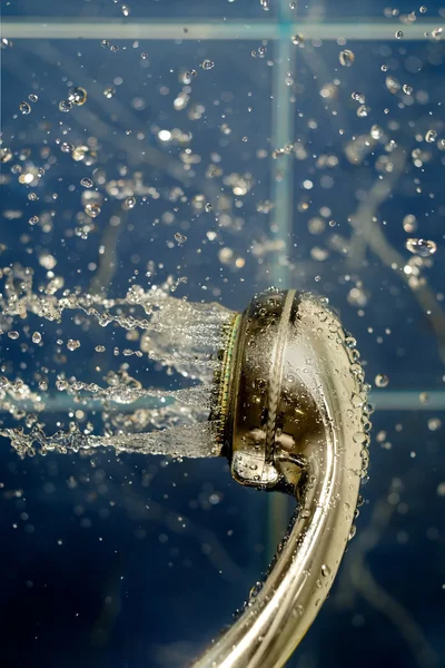 Duschkopf mit Wasserdurchfluss — Stockfoto