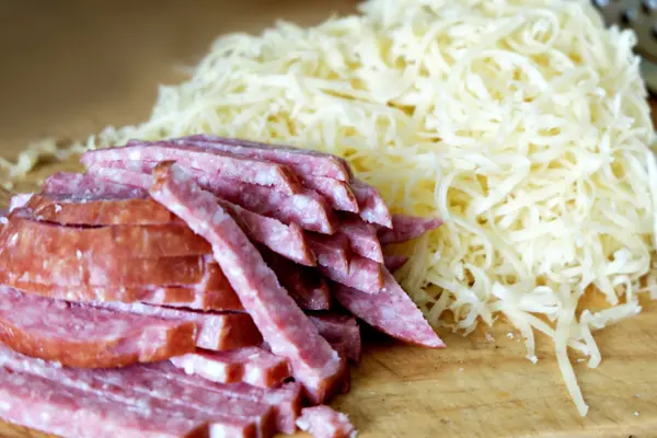 Salsiccia e formaggio a pasta dura grattugiato — Foto Stock