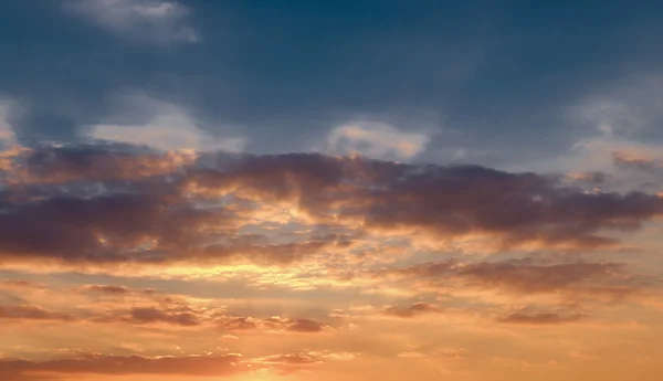 Bunter Himmel bei Sonnenuntergang — Stockfoto