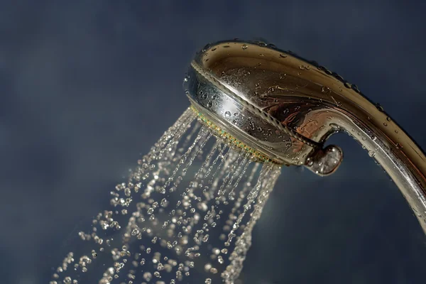 うち水流とシャワー ヘッド — ストック写真