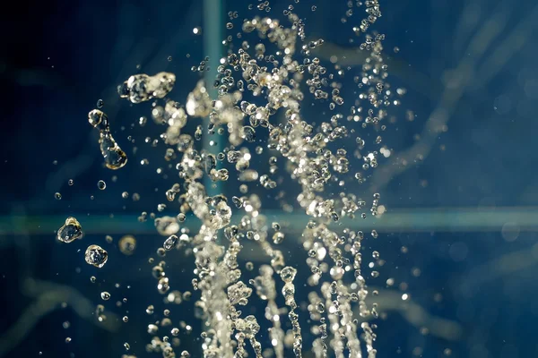 Waterdruppels in de lucht zwevende — Stockfoto