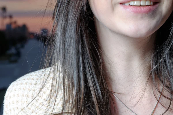 Kadın açık havada çekim yüz parçası gülümseyen — Stok fotoğraf