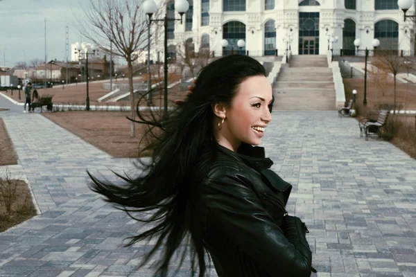 Morena de pelo largo feliz en el viento . —  Fotos de Stock