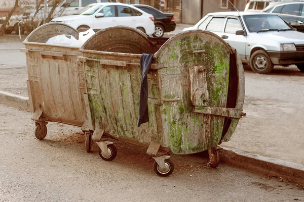 İki dağınık çöp dumpsters yeşil renkte boyalı — Stok fotoğraf