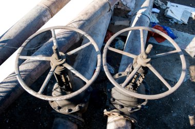 İki büyük vanaları açık havada