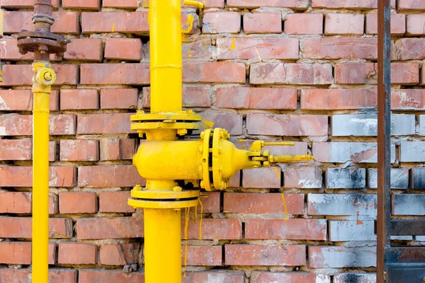 Gelbe Gasleitung und Ventil an roter Ziegelwand, Kopierraum — Stockfoto