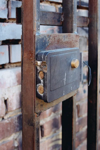 Industrielles Türschloss aus Metall geöffnet. Sicherheitszugang zum geheimen Bereich — Stockfoto