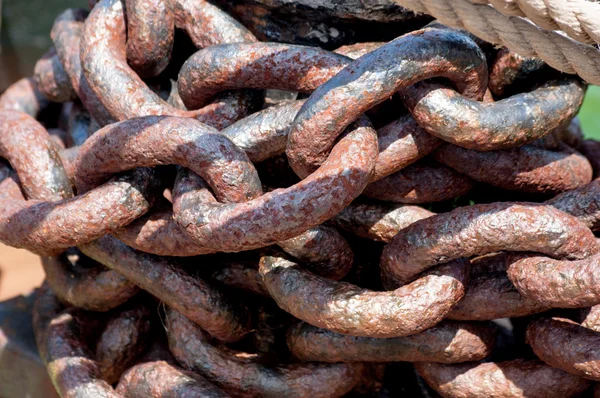 Satır paslanmış zincirleri. Ağır paslı metal zincir — Stok fotoğraf