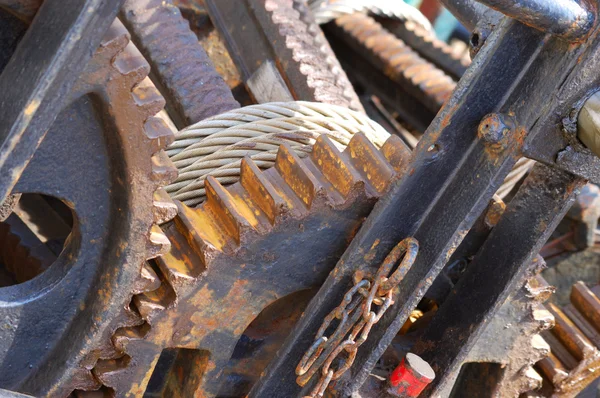 Σκουριασμένα μηχανή φόντο με τις ρόδες και αλυσίδες — Φωτογραφία Αρχείου