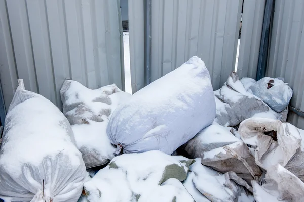 Bir yığın, boşaltmak çöpe bina ile paketleri — Stok fotoğraf