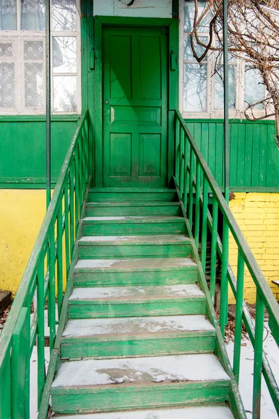 Zielony schody drewniane drzwi zielony w ogrodzie — Zdjęcie stockowe