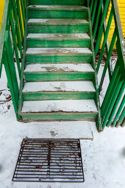 Pintado en escalera verde cubierta de nieve —  Fotos de Stock