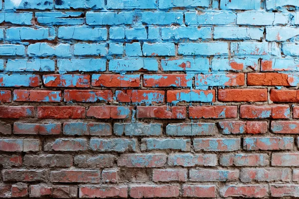 Vieja pared de ladrillo rojo medio pintado en color azul brillante una gran cantidad de fondo de copyspace —  Fotos de Stock