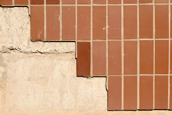 Стена Buiding наполовину покрыта коричневой плиткой много копирайта — стоковое фото
