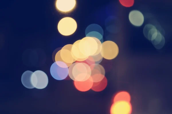 Luzes borradas bokeh fundo noite rua para o seu design, instagram vintage tom de cor retro, copyspace — Fotografia de Stock