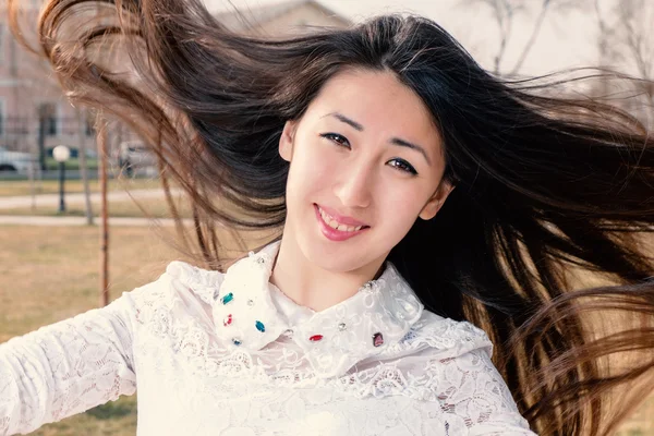 在户外亚洲浪漫的女孩。漂亮的日本模特特写肖像。长长的头发在风中吹。背光，温暖的颜色色调 Instagram 看 — 图库照片