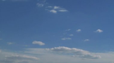 Bulutlar timelapse. Bahar gökyüzü bulutlar çalışan ile