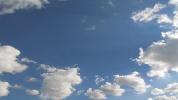 Timelapse lento de nubes corriendo sobre el cielo — Vídeos de Stock