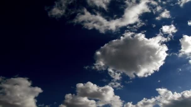 Contrast blue sky and running clouds timelapse footage — Stock Video