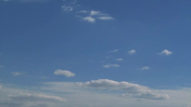Nuages timelapse. Ciel printanier avec nuages 