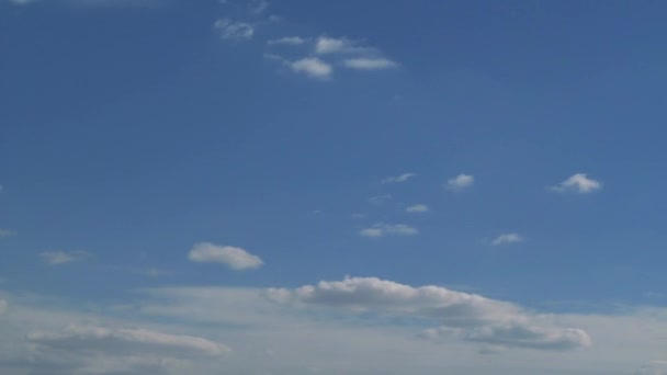 Nubes timelapse. Cielo primaveral con nubes — Vídeos de Stock