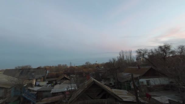 Αγροτική σκηνή timelapse. Σύννεφα στο ηλιοβασίλεμα πάνω από την παραγκούπολη σπίτια — Αρχείο Βίντεο