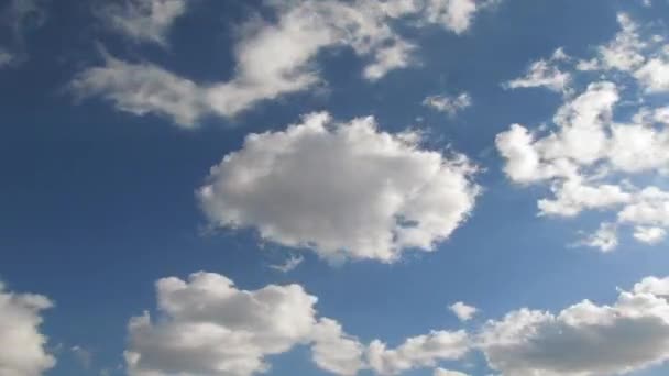 A cronologia do céu de verão. Nuvens rápido correndo sobre o céu azul — Vídeo de Stock