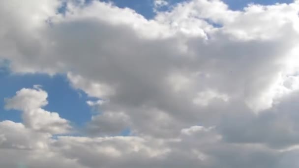 Imagens Timelapse com nuvens correndo sobre o céu — Vídeo de Stock