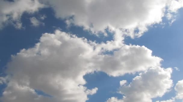 Небо і хмари. Блакитне сонячне небо з пробіжними хмарами . — стокове відео