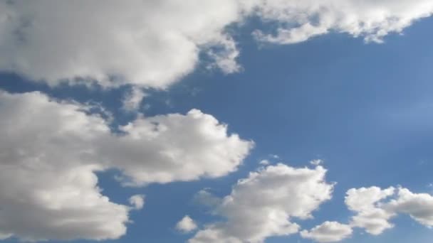 Timelapse van blauwe hemel en lopende wolken — Stockvideo